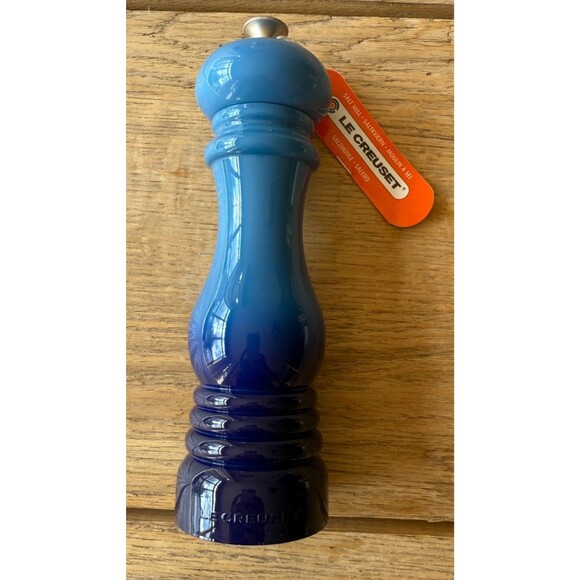 Le Creuset Acrylic Classic Manual Salt Mill 8 in Azure Blue NEW NWT - Picture 3 of 7